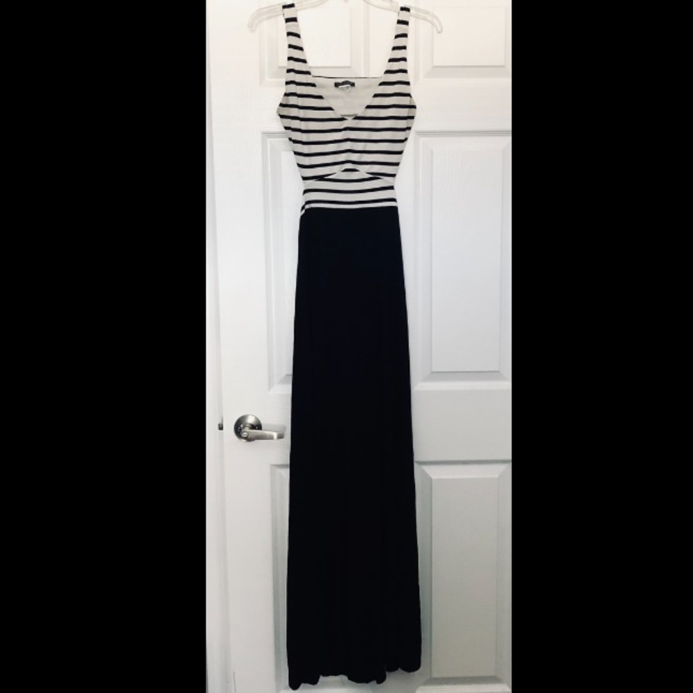 VENUS Open Back Maxi-Dress